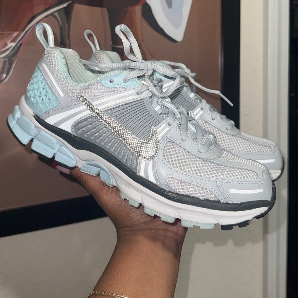 Nike Women's Light Gray and Blue Athletic Shoes